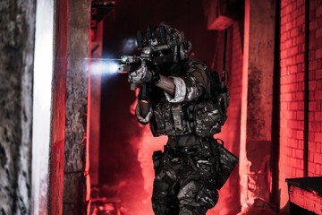 Obraz premium Dynamic special forces soldier in action during tactical operation