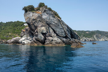 Naklejka premium The coastline of Skopelos near Chapel of Agios Ioannis, Thessaly, Greece