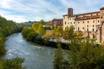 Obraz premium Tiber river flowing through center of Rome, Italy