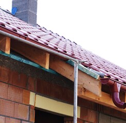 Dach w domu jednorodzinnym i komin © Adam