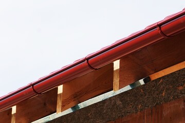 Stalowa czerwona rynna © Adam