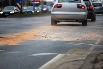 Służby ratunkowe na miejscu wypadku samochodowego. Kolizja