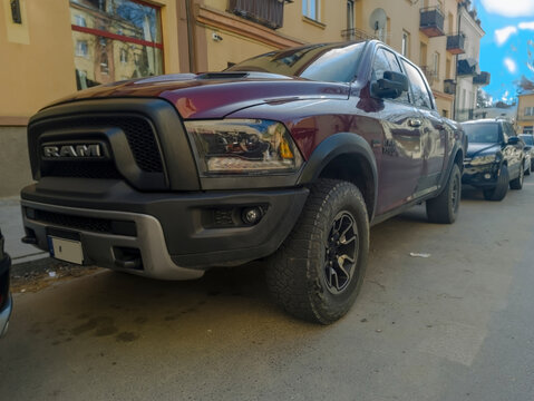 Polska, Ostrowiec Świętokrzyski, 23 marca 2026, 9:17. Dodge Ram 1500 Rebel &ndash; terenowy amerykański pickup. Pojazd w bordowym kolorze prezentuje solidną konstrukcję z widocznym logo  na grillu i oponami
