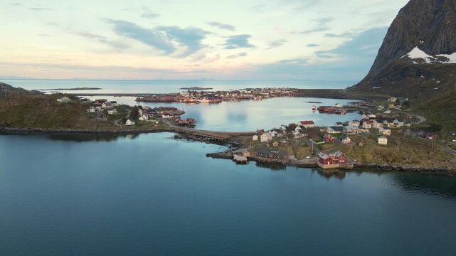 Im&aacute;genes a&eacute;reas de Reine en Lofoten, en Noruega, im&aacute;genes de drone, 4k 30fps