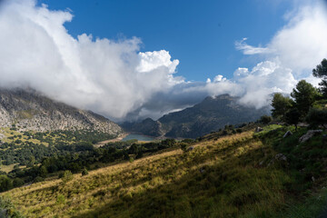 Obraz premium clouds rolling over mountain landscape scenic view