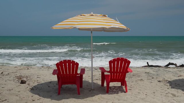 SILLLAS A LA ORILLA DE LA PLAYA EN EL CARIBE - 4K - 60FPS