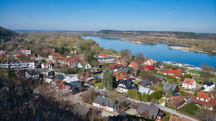 Malowniczy widok na Kazimierz Dolny, urokliwe, historyczne miasto w Polsce, widziany z ruin zamku. Zdjęcie ukazuje piękną panoramę rzeki Wisły, kolorowe budynki Starego Miasta oraz zielone otoczenie. © BMC