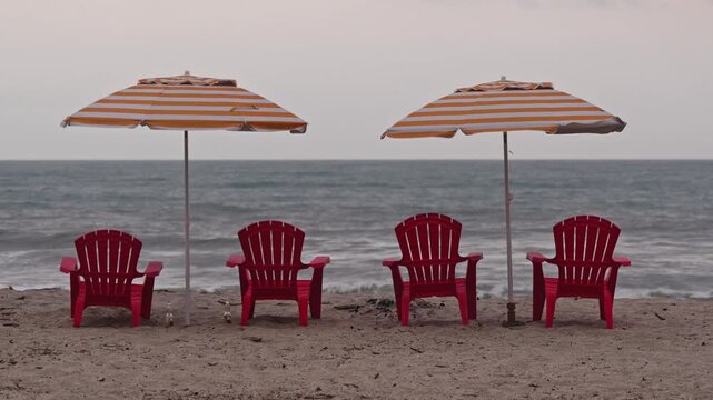 SILLLAS A LA ORILLA DE LA PLAYA EN EL CARIBE - 4K - 60FPS