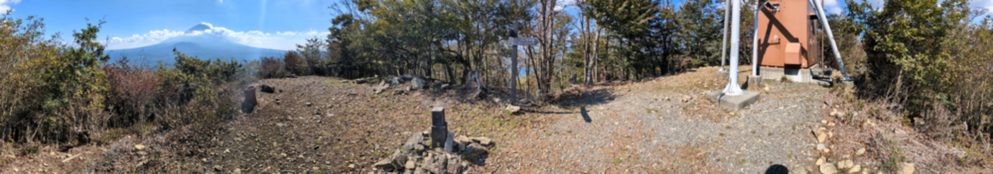 御坂山地の烏帽子岳山頂のパノラマ写真
