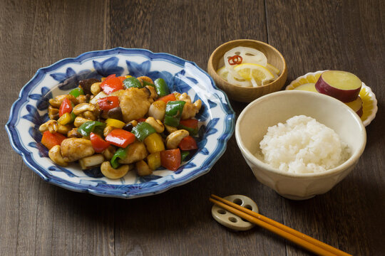 鶏肉のカシューナッツ炒めと白ごはん