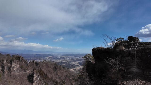 群馬県 妙義山の超難所「天狗の評定」の看板と険しい鎖場 山岳信仰と中級者向け登山 4K