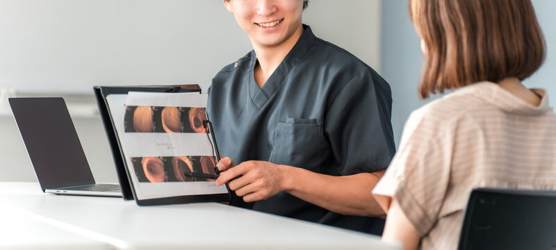 Female patients receiving medical examinations, consultations, and counseling at a hospital, and male doctors, nurses, and counselors.