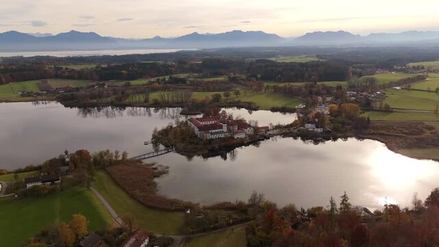 Herbstfarben spiegeln sich im Seeoner See rund um das Kloster Seeon, ein Wahrzeichen Oberbayerns. Golden autumn tones surround monastery and nature in Bavaria. Luftaufnahme Kloster Seeon 