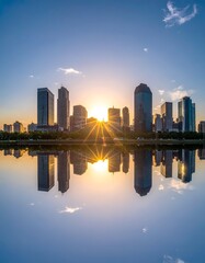 Obraz premium Cityscape Reflection at Sunset - A Serene Urban Scene.