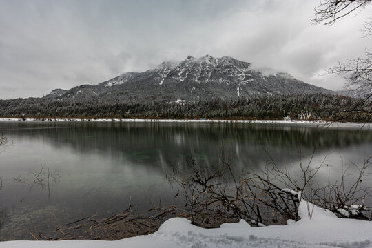 Isersausee bei Kr&uuml;n im Winter mit Spiegelung im Wasser