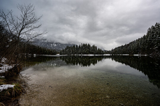 Isersausee bei Kr&uuml;n im Winter mit Spiegelung im Wasser