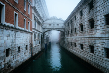 Obraz premium view of bridge of sighs on a foggy day, venice