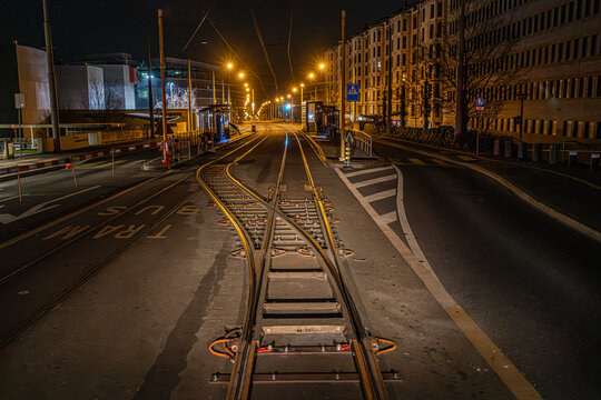 Aiguille flottante ou diagonale provisoire, tramway, appareil de voie provisoire, pos&eacute; sur la voie fixe, permettant aux tramways de rebrousser, par exemple, le temps d'un chantier.