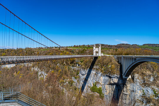 Les Ponts de la Caille, sur la rivi&egrave;re les Usses, relient les communes de Cruseilles et Allonzier-la-Caille (Haute-Savoie, France), le tablier est &agrave; 96m de hauteur.