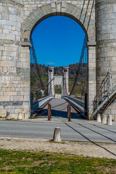 Les Ponts de la Caille, sur la rivi&egrave;re les Usses, relient les communes de Cruseilles et Allonzier-la-Caille (Haute-Savoie, France), le tablier est &agrave; 96m de hauteur.