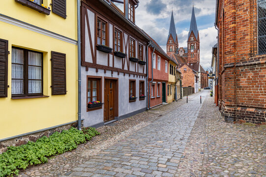 Klosterkirche Sankt Trinitatis in Neuruppin von der Siechenstra&szlig;e aus gesehen
