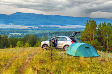Naklejka premium parking of autotourists at a gorgeous dawn in the Ural mountains on a summer day