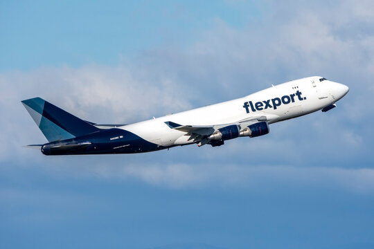 Avi&oacute;n de carga a&eacute;rea de la aerol&iacute;nea Atlas Air despegando en el aeropuerto de Madrid Barajas con matr&iacute;cula N485MC.