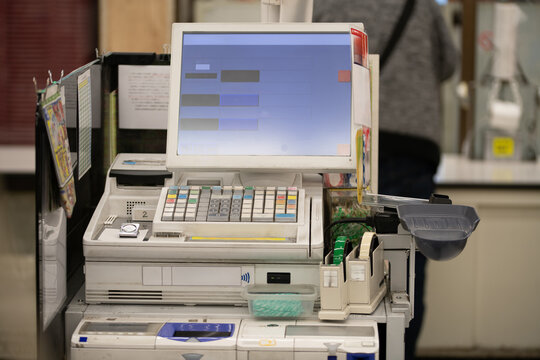 典型的な日本のスーパーマーケットのレジ