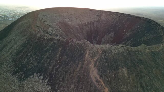 Calder&oacute;n Hondo - Fuerteventura - Wyspy Kanaryjskie - Hiszpania - wygasły wulkan, jedna z atrakcji turystycznych wyspy. Nagrany dronem, ujęcia kinowe, wulkan podczas zachodu słońca