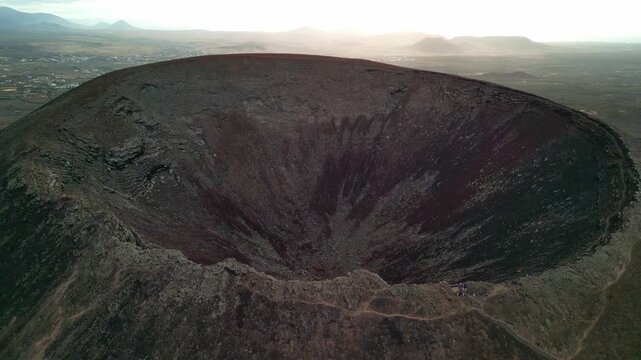 Calder&oacute;n Hondo - Fuerteventura - Wyspy Kanaryjskie - Hiszpania - wygasły wulkan, jedna z atrakcji turystycznych wyspy. Nagrany dronem, ujęcia kinowe, wulkan podczas zachodu słońca