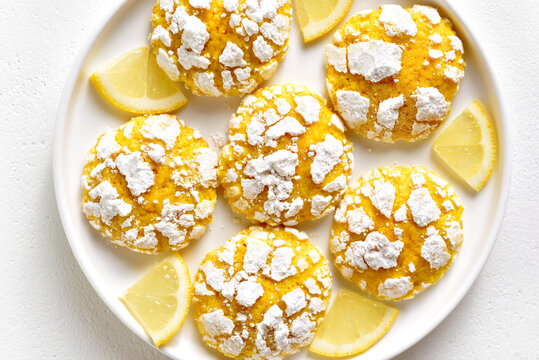 Close up view of lemon crinkle cookies