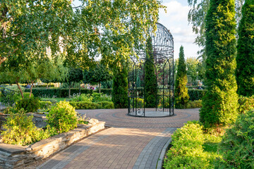 Obraz premium Voronezh, Russia, September 5, 2025: Landscape with an iron gazebo in Victory Park in early autumn