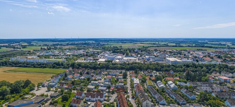 Ausblick auf Friedberg, Kreisstadt im Wittelsbacher Land in Bayerisch-Schwaben im Sommer