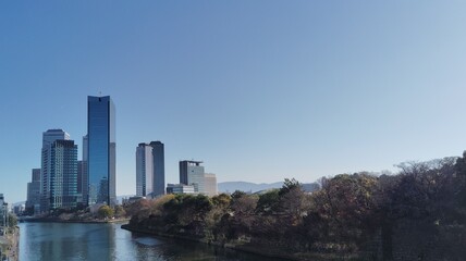 日本の都市の風景　高層ビル群と青空 © たか おと