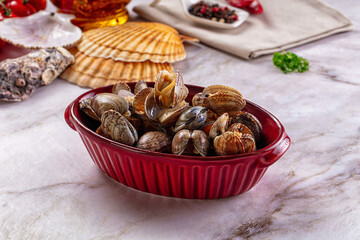 Steamed vongole clams with spices © Andrei Starostin