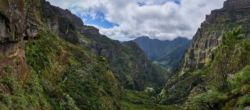 Madeira, Madera, Ilha da Madeira - szlak PR1  - Pico Areeiro 1818 m i Pico Ruivo 1862 m.
Trilho PR1 ligando os dois pontos mais altos da Madeira: Pico do Areeiro (1818 m) e Pico Ruivo (1862 m)
