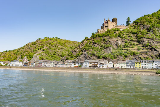 Ansicht von St. Goarshausen am Rhein mit der Burg Katz
