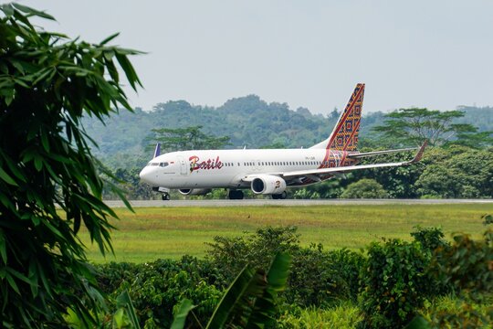 Samarinda, east borneo - March 26 2026:  Batik Airliines PK LBW Boeing 737-800 prepare to landing to APT Pranoto Airport (AAP) from Soekarno-hatta airport (CGK)