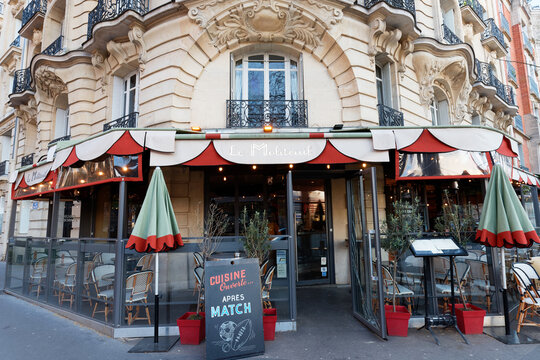 Just a few dozen meters from the Michel-Ange Molitor metro station, traditional French Bbasserie Moliteuil located a stone's throw from Roland-Garros, the Parc des Princes.