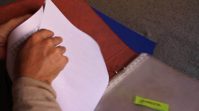 Documentos e informe en carpeta y hojas de apuntes en archivador clasificador con papel y texto dosier