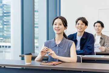 講義を受ける人達 © Zoey106