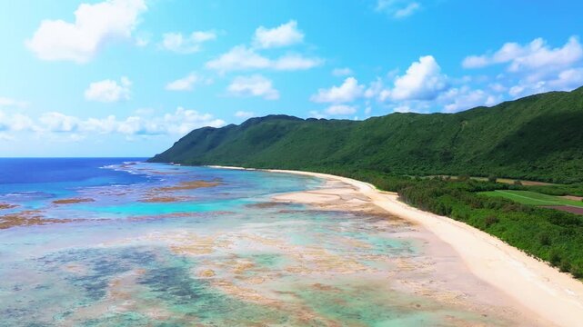 南風見田の浜（沖縄県西表島）