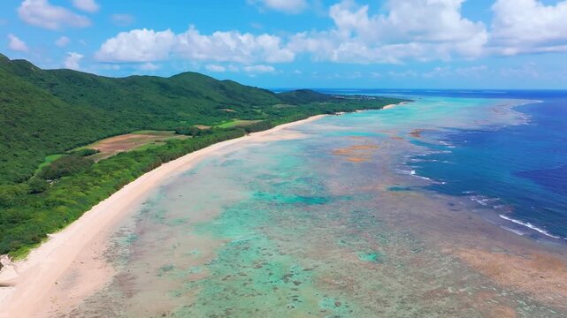 南風見田の浜（沖縄県西表島）