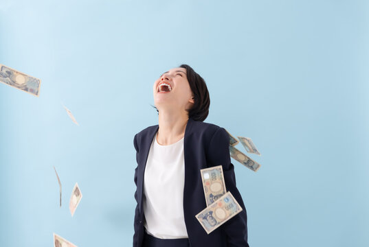 女性　お金　一万円札　ブルーバック