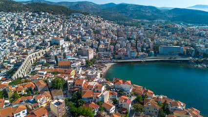 Obraz premium Aerial view of Kavala city with the historic Ottoman Aqueduct and the Byzantine Castle overlooking the Aegean Sea, Greece.