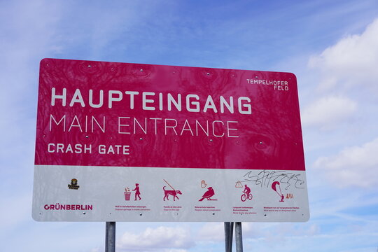 Schild von Gr&uuml;nberlin mit Verhaltensregeln am Haupteingang des Tempelhofer Felds in Berlin am 04.04.2026