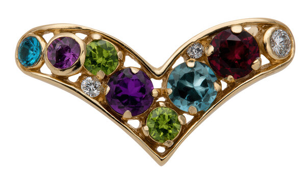 다채로운 아쿠아마린, 자수정, 페리도트, 가넷, 다이아몬드 보석이 정교하게 세팅된 고급스러운 금 V자형 브로치가 흰색 배경 위에서 우아하게 빛나고 있는 클로즈업 이미지입니다.