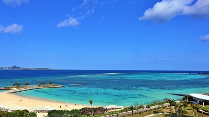 Fototapeta premium 夏、沖縄の青空とエメラルドの海を望む絶景