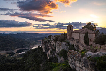 Fototapeta premium Siurana is a medieval village on top of a cliff, located in the lower part of the Gritella mountain range, Priorat region, Cornudella municipality, province of Tarragona, Catalonia, Spain