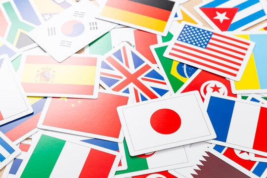 無造作に置かれた国旗カード